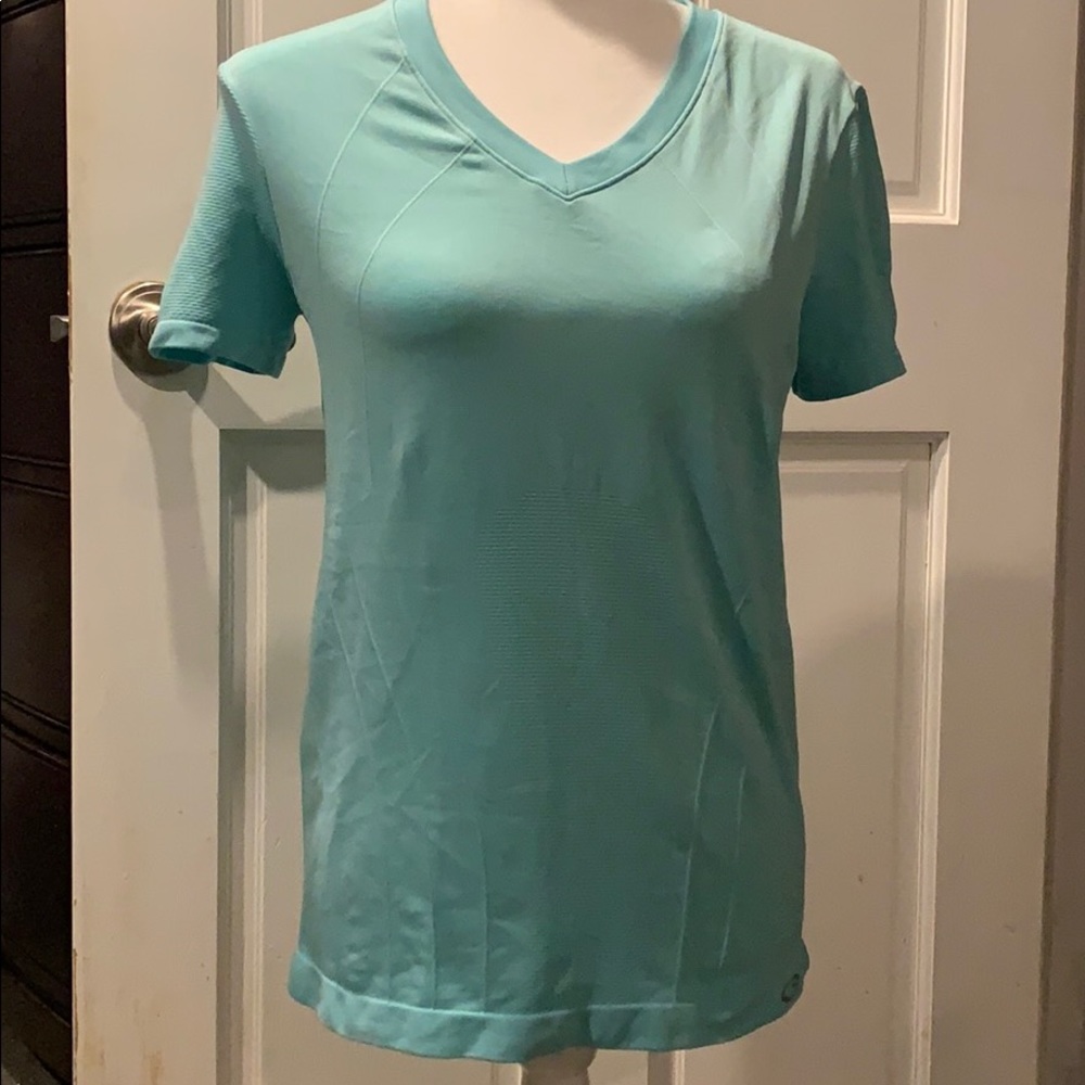 3/$18. 🌼Champion semi-fitted performance shirt V neck size M